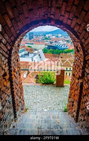 vue sur un tunnel en briques menant au château de schlossberg dans la ville autrichienne de graz Banque D'Images