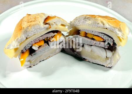 sandwich au pain français rôti de boeuf poivron jaune oignon ananas fromage Banque D'Images