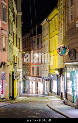 vue de nuit sur une rue illuminée du centre historique De Graz en Autriche Banque D'Images