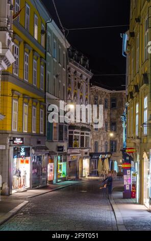 vue de nuit sur une rue illuminée du centre historique De Graz en Autriche Banque D'Images