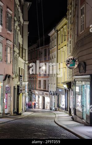 vue de nuit sur une rue illuminée du centre historique De Graz en Autriche Banque D'Images