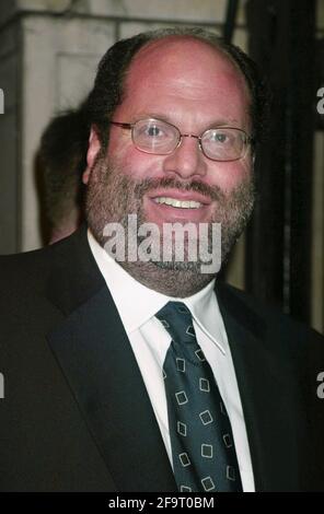 **PHOTO DE FICHIER** Scott Rudin aurait été retiré de A24 film Projects comme producteur. Scott Rudin assiste à l'après-fête pour les "heures" au Metropolitan Club de New York le 15 décembre 2002. Crédit photo : Henry McGee/MediaPunch Banque D'Images