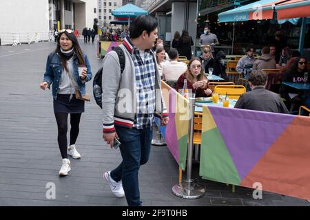 Les gens qui mangent dans les restaurants de la South Bank rouvrent, servant des clients à l'extérieur comme le coronavirus national de confinement de trois maladies le 13 avril 2021 à Londres, au Royaume-Uni. Maintenant que la feuille de route pour sortir du confinement national a été établie, il s'agit de la première phase de l'assouplissement des restrictions. Banque D'Images