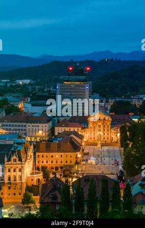 Vue sur la place des congrès et le parc Star par l'université de Ljubljana depuis la tour du château de Ljubljana au crépuscule, juste après le coucher du soleil, Ljubljana, Slovénie Banque D'Images