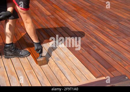 Balcon en bois avec une brosse et une terrasse en bois tachée Banque D'Images