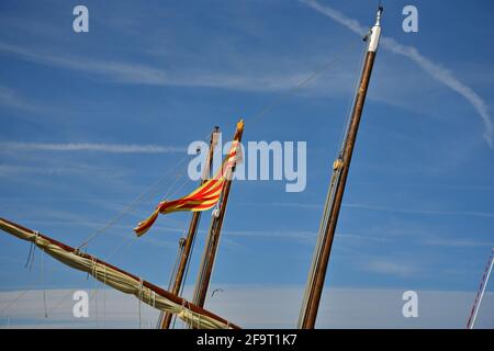 Vue panoramique sur les voiles traditionnelles de bateaux de pêche en bois 'pointus' à Saint-Tropez, Côte d'Azur. Banque D'Images