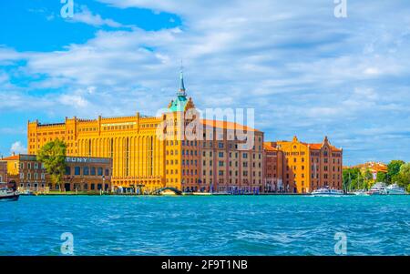 Vue sur le moulin historique Molino Stucky, qui est maintenant l'hôtel Hilton Molino Stucky Venise, sur l'île de Giudecca. Banque D'Images