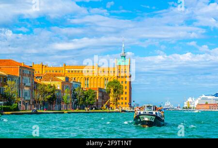 Vue sur le moulin historique Molino Stucky, qui est maintenant l'hôtel Hilton Molino Stucky Venise, sur l'île de Giudecca. Banque D'Images