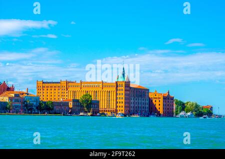 Vue sur le moulin historique Molino Stucky, qui est maintenant l'hôtel Hilton Molino Stucky Venise, sur l'île de Giudecca. Banque D'Images