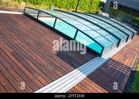 Ipe Wood Pool Deck design, belle terrasse en bois Ipe autour de la piscine couverte dans le jardin Banque D'Images