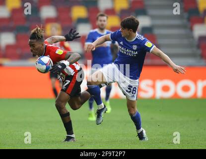 Brentford, Londres, Angleterre, le 20 avril 2021. Ivan Toney, de Brentford, a été attaqué par Perry NG, de Cardiff City, lors du match du championnat Sky Bet au stade communautaire de Brentford, à Londres. Le crédit photo devrait se lire: David Klein / Sportimage crédit: Sportimage / Alay Live News Banque D'Images