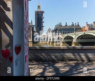 Le pont de Westminster et le mur commémoratif Covid à Londres. Banque D'Images