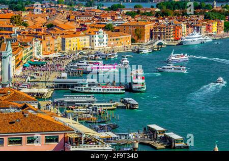 Vue aérienne d'une jetée située sur la riva degli schiavoni près de la place san marco dans la ville italienne de venise Banque D'Images