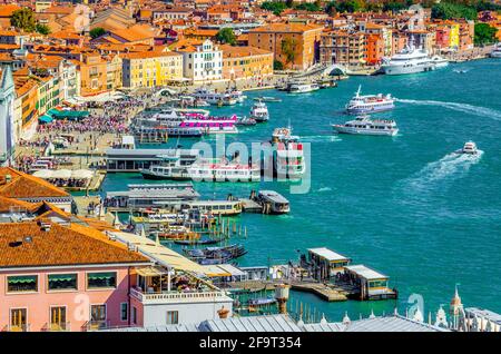 Vue aérienne d'une jetée située sur la riva degli schiavoni près de la place san marco dans la ville italienne de venise Banque D'Images