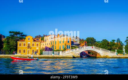 vue sur un quartier résidentiel près des jardins publics dans ville italienne venise Banque D'Images