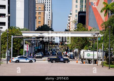 Scène du centre-ville dans Miami Flagler Street et Biscayne Boulevard Banque D'Images