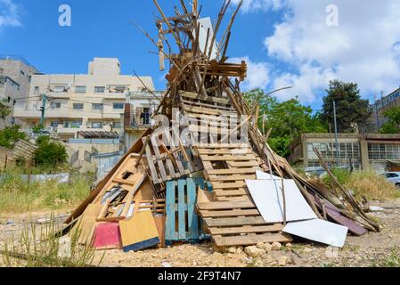 Pile de bois prêt sur le Lag de fête baOmer feux de joie dans une banlieue orthodoxe de Jérusalem Israël. Banque D'Images