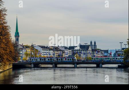 Un tramway traverse le pont de Bahnhofbrucke à Zurich dans l'ordre pour continuer sur le chemin de la gare principale Banque D'Images