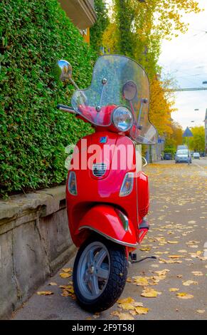un scooter rouge vous attend pour le prochain trajet dans la ville suisse de zurich. Banque D'Images