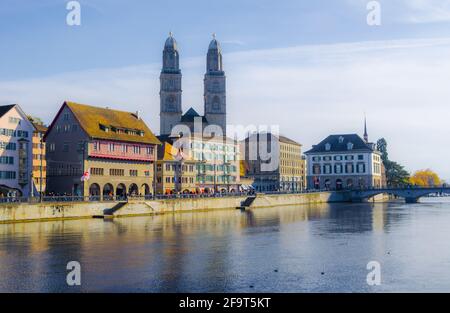 Voir l'Eglise de Grossmunster dans la vieille ville de Zurich, sur le côté de la rivière Limmat, de Zurich, Suisse Banque D'Images