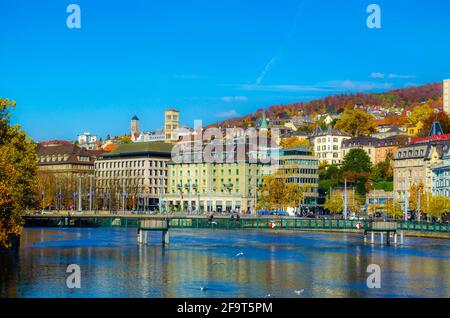 la rivière limmat traverse le centre historique de Zurich par une journée ensoleillée avec des nuages en automne, canton de Zurich, Suisse Banque D'Images