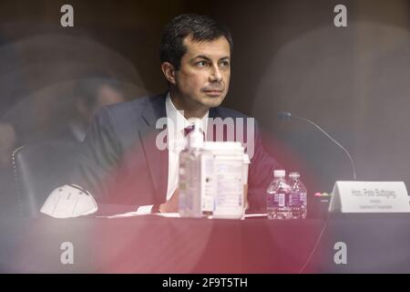 Washington, États-Unis. 20 avril 2021. Le secrétaire au transport Pete Buttigieg témoigne devant une audience du Comité des crédits du Sénat pour examiner le Plan d'emploi américain au Capitole des États-Unis à Washington, DC, le mardi 20 avril 2021. Photo de piscine par Oliver Contreras/UPI crédit: UPI/Alay Live News Banque D'Images