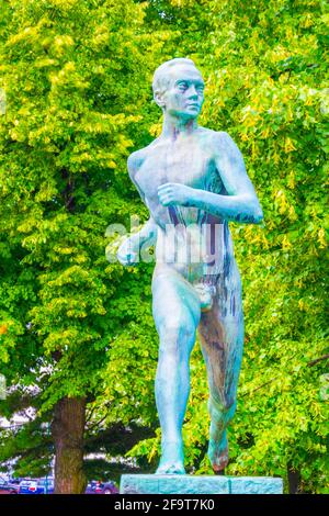 Statue du légendaire coureur de Finn Paavo Nurmi à l'entrée du stade olympique d'Helsinki. Banque D'Images