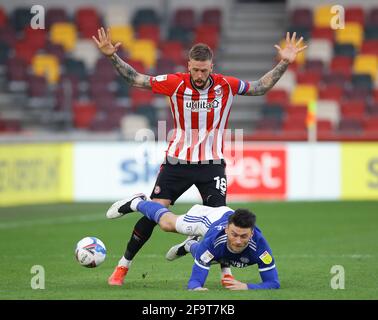 Brentford, Londres, Angleterre, le 20 avril 2021. Pontus Jansson de Brentford s'attaque à Tom sang de Cardiff City pendant le match du championnat Sky Bet au stade communautaire de Brentford, Londres. Le crédit photo devrait se lire: David Klein / Sportimage crédit: Sportimage / Alay Live News Banque D'Images