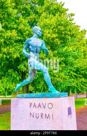 Statue du légendaire coureur de Finn Paavo Nurmi à l'entrée du stade olympique d'Helsinki. Banque D'Images