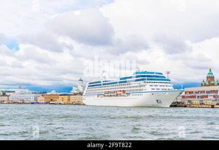 Vue d'un bateau de croisière qui ancre dans le port d'Helsinki, en Finlande. Banque D'Images