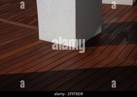 Terrasse en bois dur Ipe, une terrasse en bois peint et teinté sur le patio extérieur du design moderne de la maison Banque D'Images