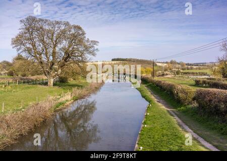 Kennet et Avon Canal entouré par le paysage pittoresque de North Wessex Downs au printemps 2021, Wiltshire, Angleterre, Royaume-Uni Banque D'Images