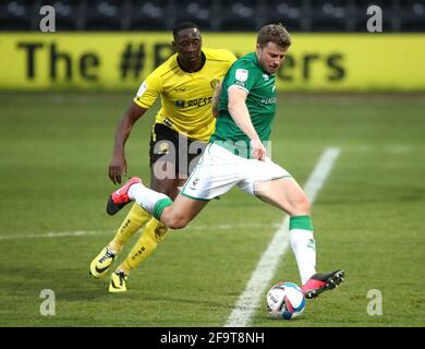 James Jones, de Lincoln City, a tiré sur le but devant Lucas Akins de Burton Albion lors du match Sky Bet League One au stade Pirelli, Burton Upon Trent. Date de la photo: Mardi 20 avril 2021. Banque D'Images