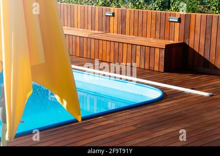 IPE Wood Pool Deck design, belle terrasse en bois Ipe autour de la bordure de piscine, structure de revêtement en bois horizontale et verticale Banque D'Images