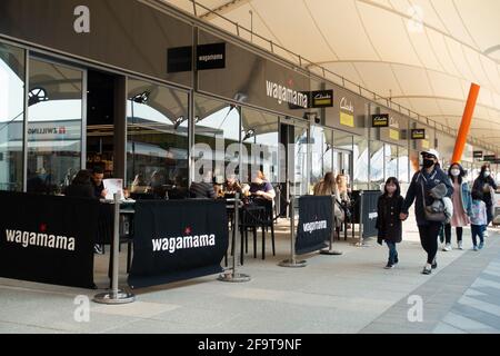 Wagamama, les gens sont à l'extérieur, Ashford Designer Outlet Center, McArthur glen, Ashford, Kent, Royaume-Uni Banque D'Images