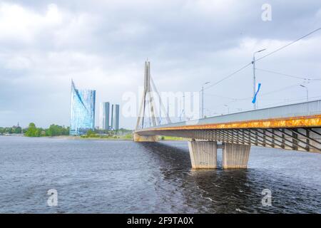 Vue sur le Vansu incline le pont au-dessus de la rivière Daugava à Riga, en Lettonie. Banque D'Images