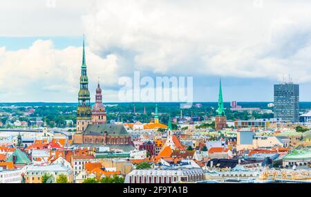Vue aérienne de la vieille ville de riga, y compris l'église saint peters et la cathédrale. Banque D'Images