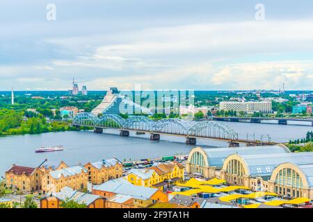Vue aérienne de Riga, y compris la bibliothèque nationale lettone et les hangars de zeppelin depuis le sommet du bâtiment de l'académie des sciences. Banque D'Images
