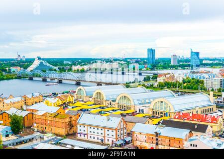 Vue aérienne de Riga, y compris la bibliothèque nationale lettone et les hangars de zeppelin depuis le sommet du bâtiment de l'académie des sciences. Banque D'Images