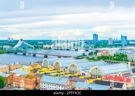 Vue aérienne de Riga, y compris la bibliothèque nationale lettone et les hangars de zeppelin depuis le sommet du bâtiment de l'académie des sciences. Banque D'Images