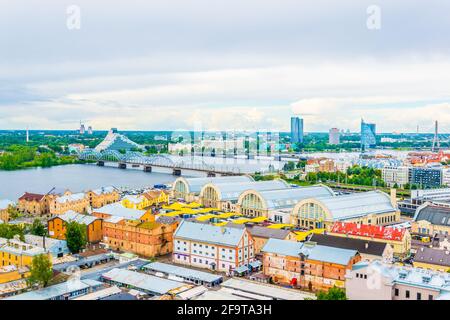 Vue aérienne de Riga, y compris la bibliothèque nationale lettone et les hangars de zeppelin depuis le sommet du bâtiment de l'académie des sciences. Banque D'Images
