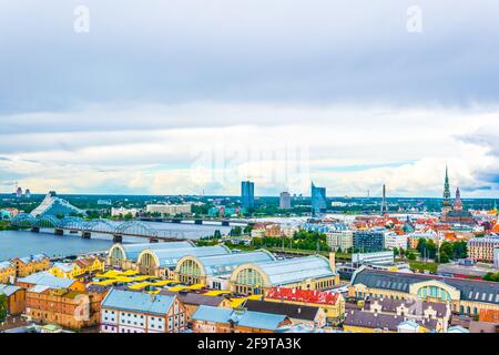 Vue aérienne de Riga, y compris la bibliothèque nationale lettone et les hangars de zeppelin depuis le sommet du bâtiment de l'académie des sciences. Banque D'Images