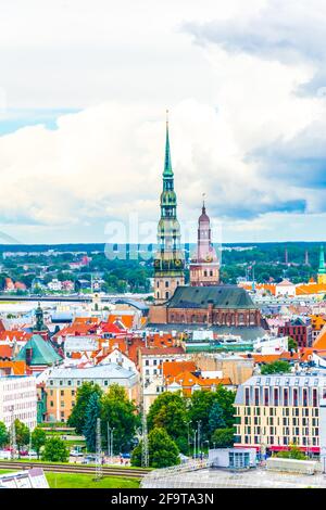 Vue aérienne de la vieille ville de riga, y compris l'église saint peters et la cathédrale. Banque D'Images