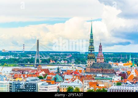 Vue aérienne de la vieille ville de riga, y compris l'église saint peters et la cathédrale. Banque D'Images