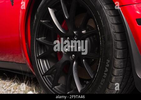 La roue noir brillant de la marque SRT sur UNE roue rouge 2017 Dodge Challenger Hellcat avec emblème SRT chromé Banque D'Images