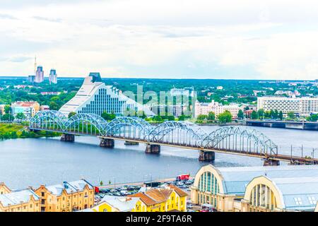 Vue aérienne de Riga, y compris la bibliothèque nationale lettone et les hangars de zeppelin depuis le sommet du bâtiment de l'académie des sciences. Banque D'Images