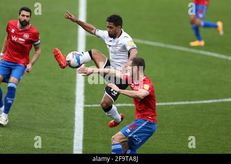 Swansea, Royaume-Uni. 20 avril 2021. Wayne Routledge, de la ville de Swansea, prend le ballon devant Dominic ball des Queens Park Rangers. EFL Skybet Championship Match, Swansea City et Queens Park Rangers au Liberty Stadium de Swansea le mardi 20 avril 2021. Cette image ne peut être utilisée qu'à des fins éditoriales. Utilisation éditoriale uniquement, licence requise pour une utilisation commerciale. Aucune utilisation dans les Paris, les jeux ou les publications d'un seul club/ligue/joueur. photo par Andrew Orchard/Andrew Orchard sports Photography/Alamy Live News crédit: Andrew Orchard sports Photography/Alamy Live News Banque D'Images