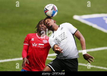 Swansea, Royaume-Uni. 20 avril 2021. Osman Kakay de Queens Park Rangers (l) et Jamal Lowe de Swansea City en action. EFL Skybet Championship Match, Swansea City et Queens Park Rangers au Liberty Stadium de Swansea le mardi 20 avril 2021. Cette image ne peut être utilisée qu'à des fins éditoriales. Utilisation éditoriale uniquement, licence requise pour une utilisation commerciale. Aucune utilisation dans les Paris, les jeux ou les publications d'un seul club/ligue/joueur. photo par Andrew Orchard/Andrew Orchard sports Photography/Alamy Live News crédit: Andrew Orchard sports Photography/Alamy Live News Banque D'Images