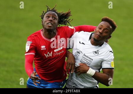 Swansea, Royaume-Uni. 20 avril 2021. Osman Kakay de Queens Park Rangers (l) et Jamal Lowe de Swansea City en action. EFL Skybet Championship Match, Swansea City et Queens Park Rangers au Liberty Stadium de Swansea le mardi 20 avril 2021. Cette image ne peut être utilisée qu'à des fins éditoriales. Utilisation éditoriale uniquement, licence requise pour une utilisation commerciale. Aucune utilisation dans les Paris, les jeux ou les publications d'un seul club/ligue/joueur. photo par Andrew Orchard/Andrew Orchard sports Photography/Alamy Live News crédit: Andrew Orchard sports Photography/Alamy Live News Banque D'Images