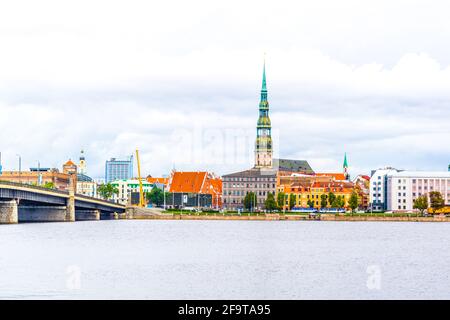 La vieille ville de riga, y compris l'église saint peters vue sur le fleuve daugava, Lettonie. Banque D'Images